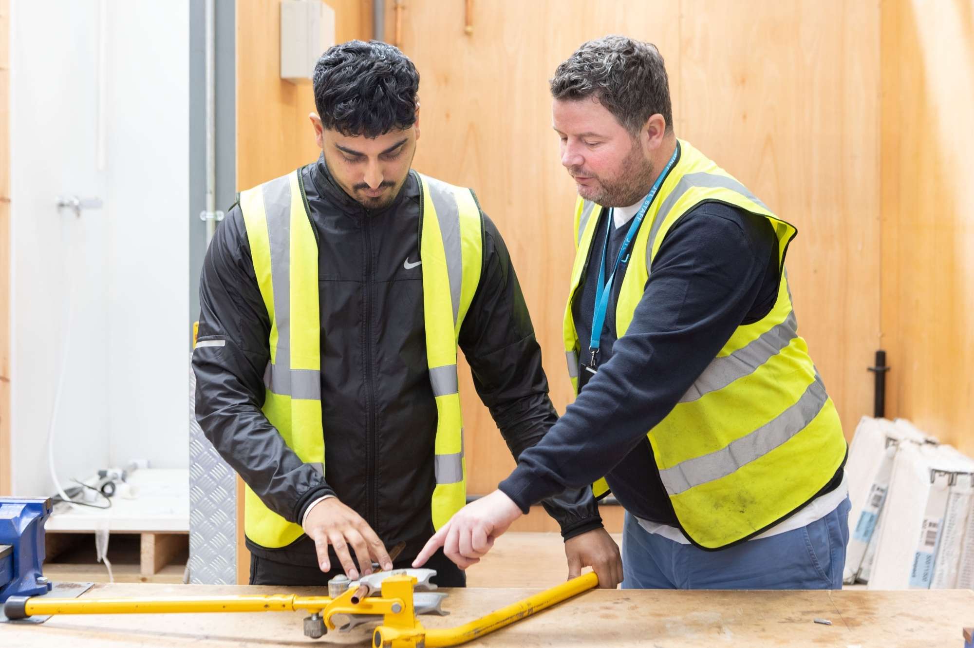 Plumbing tutor teaching student